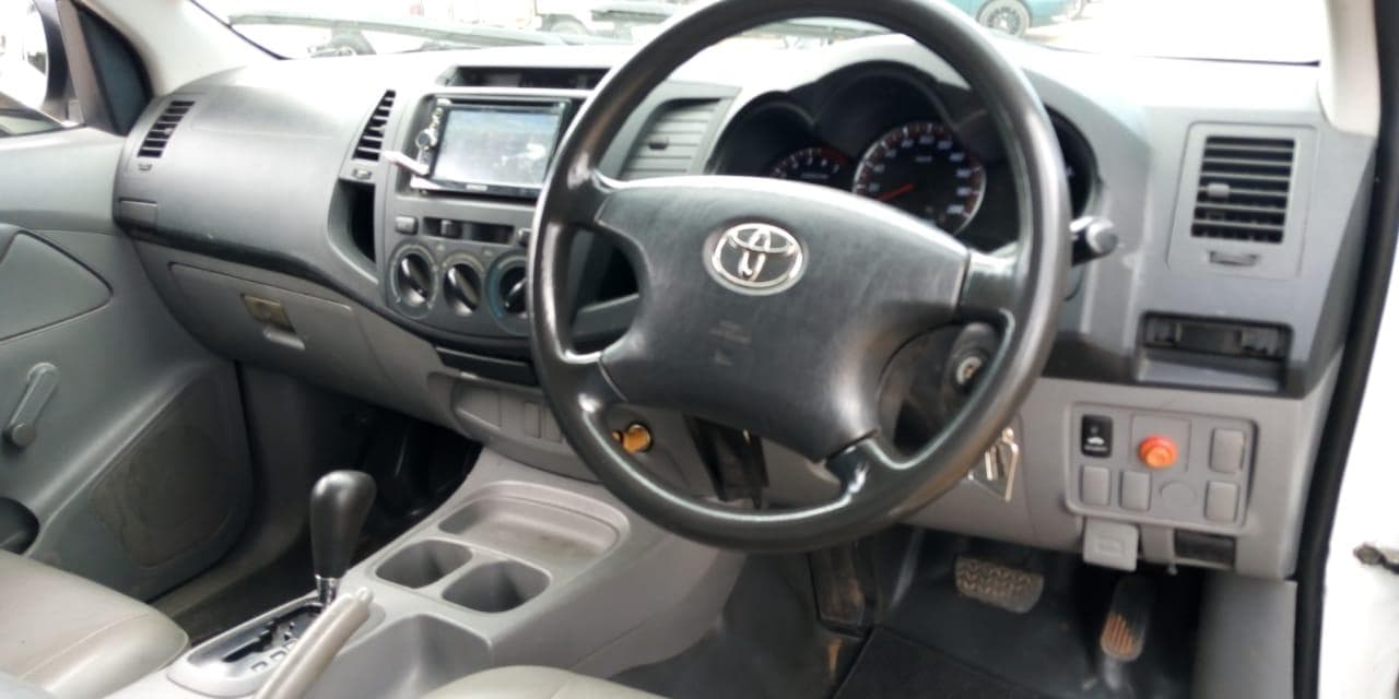 Toyota Hilux · — image 10
