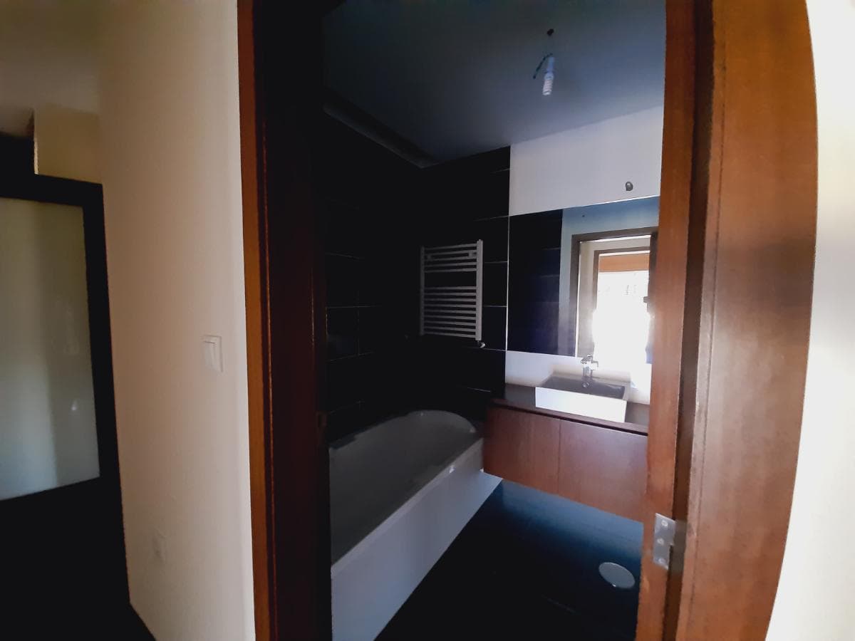 Apartamento T3 com 2 Lugares de Garagem · Trofa — imagem 9