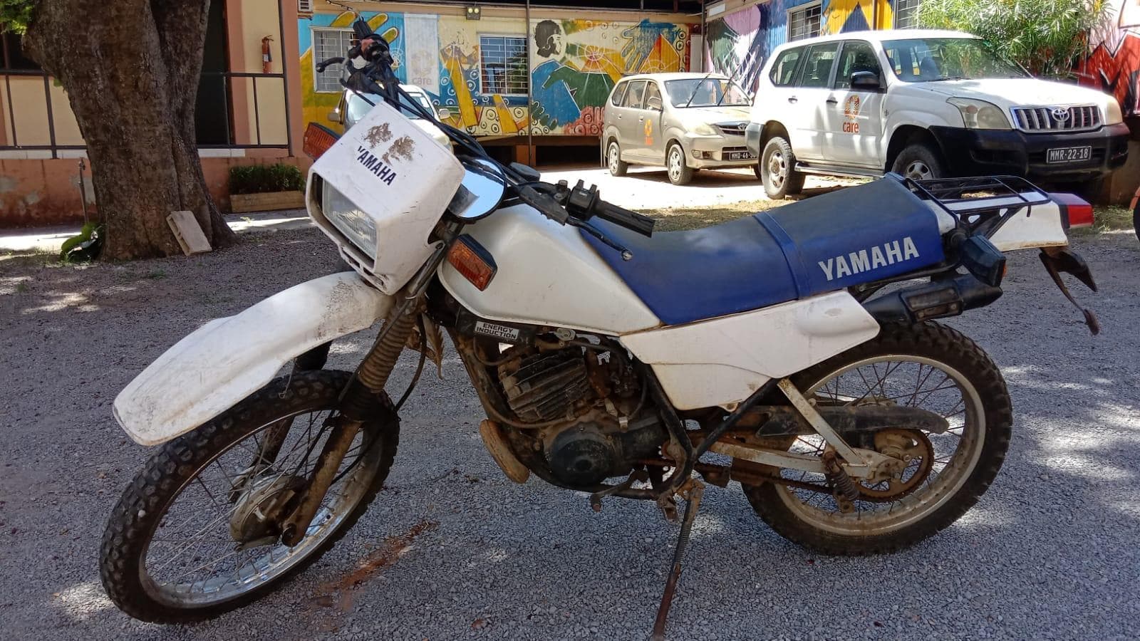 Motorizada de marca Yamaha DT ·