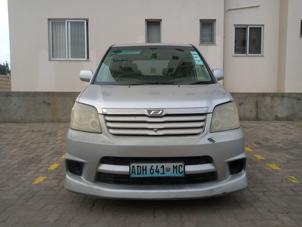 Toyota Noah ·