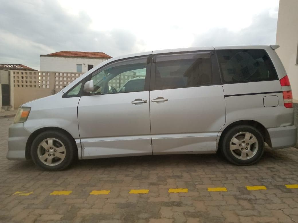 Toyota Noah · — imagem 2