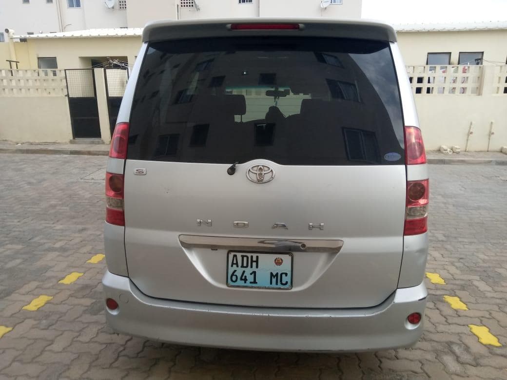 Toyota Noah · — imagem 3