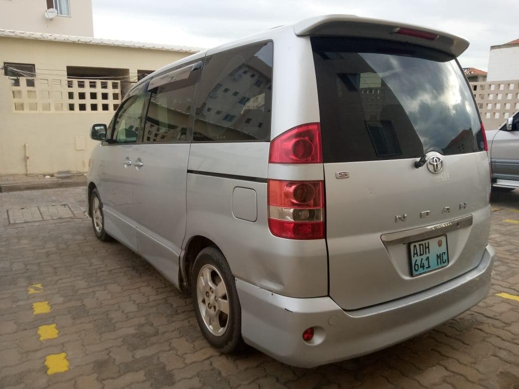 Toyota Noah · — imagem 4