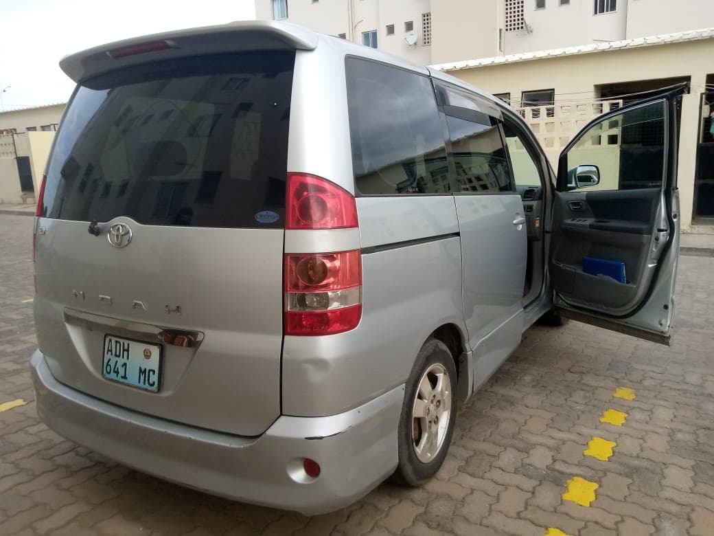 Toyota Noah · — imagem 5