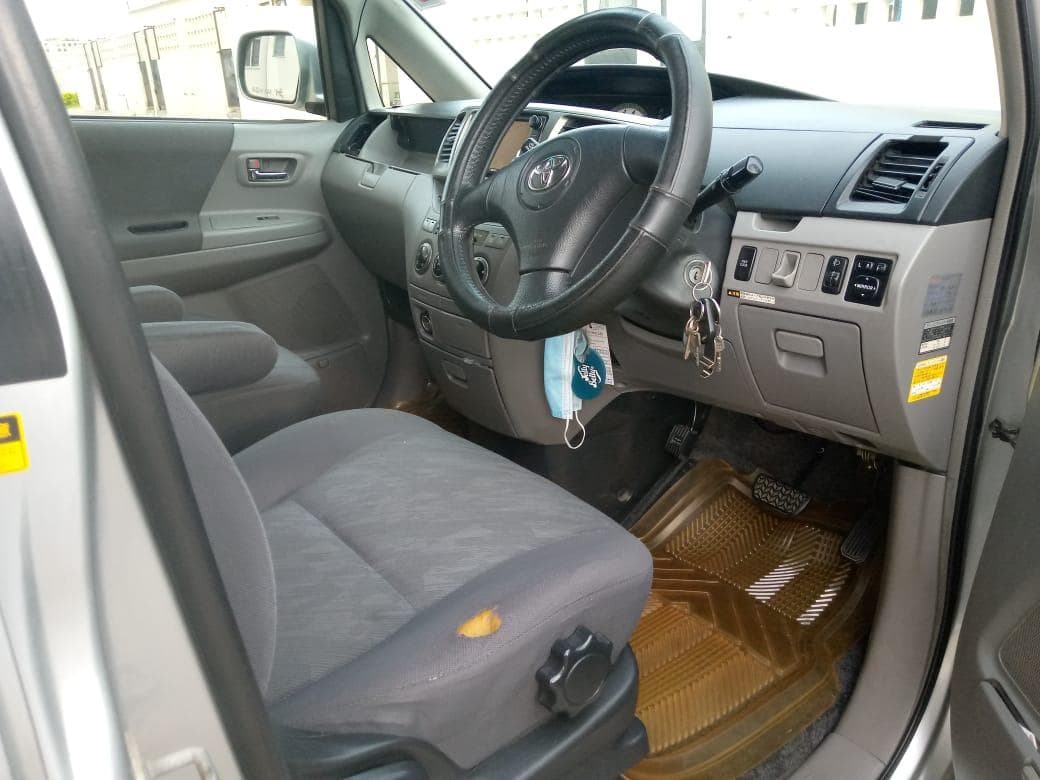 Toyota Noah · — imagem 6
