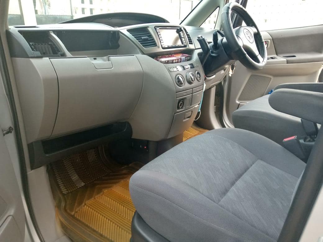 Toyota Noah · — imagem 9
