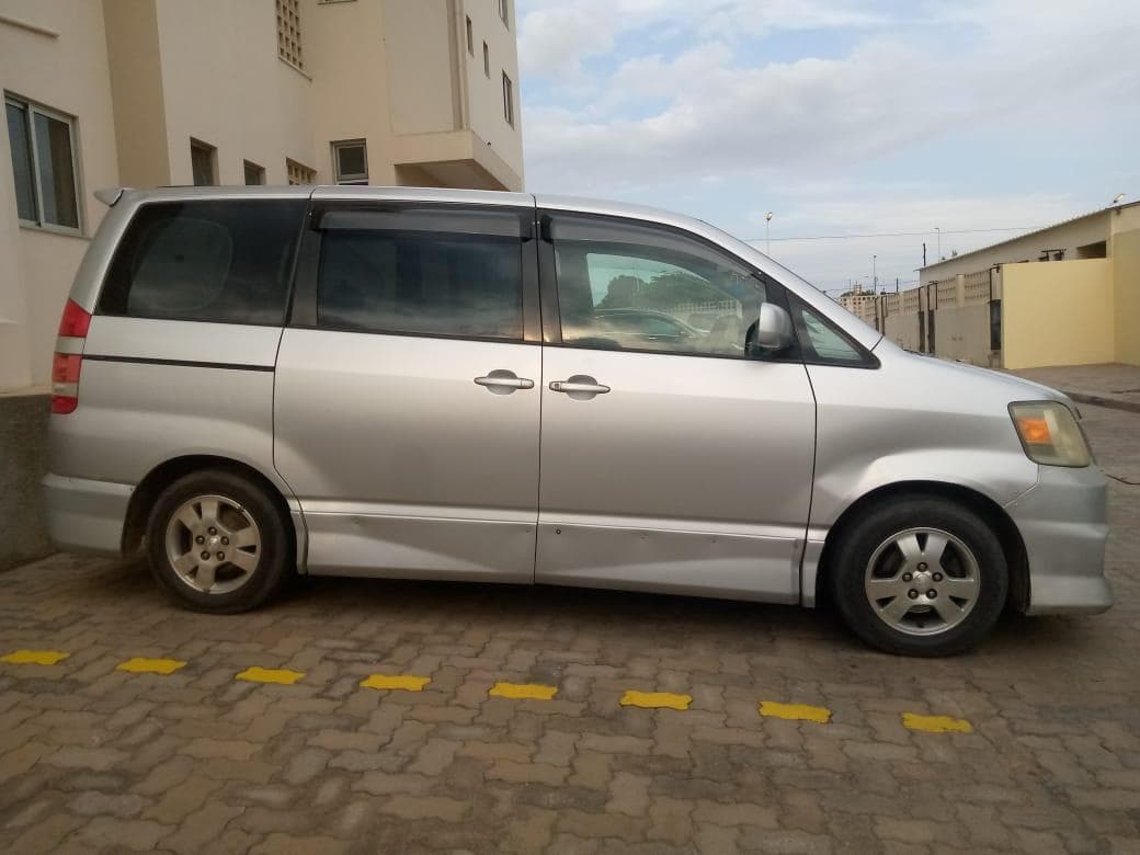Toyota Noah · — imagem 10