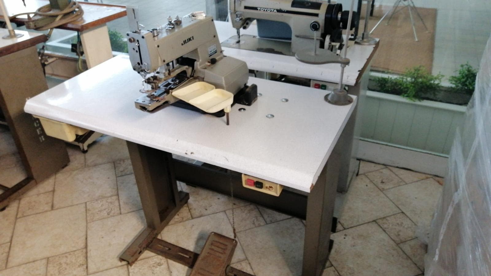 Máquina de pregar botões Juki