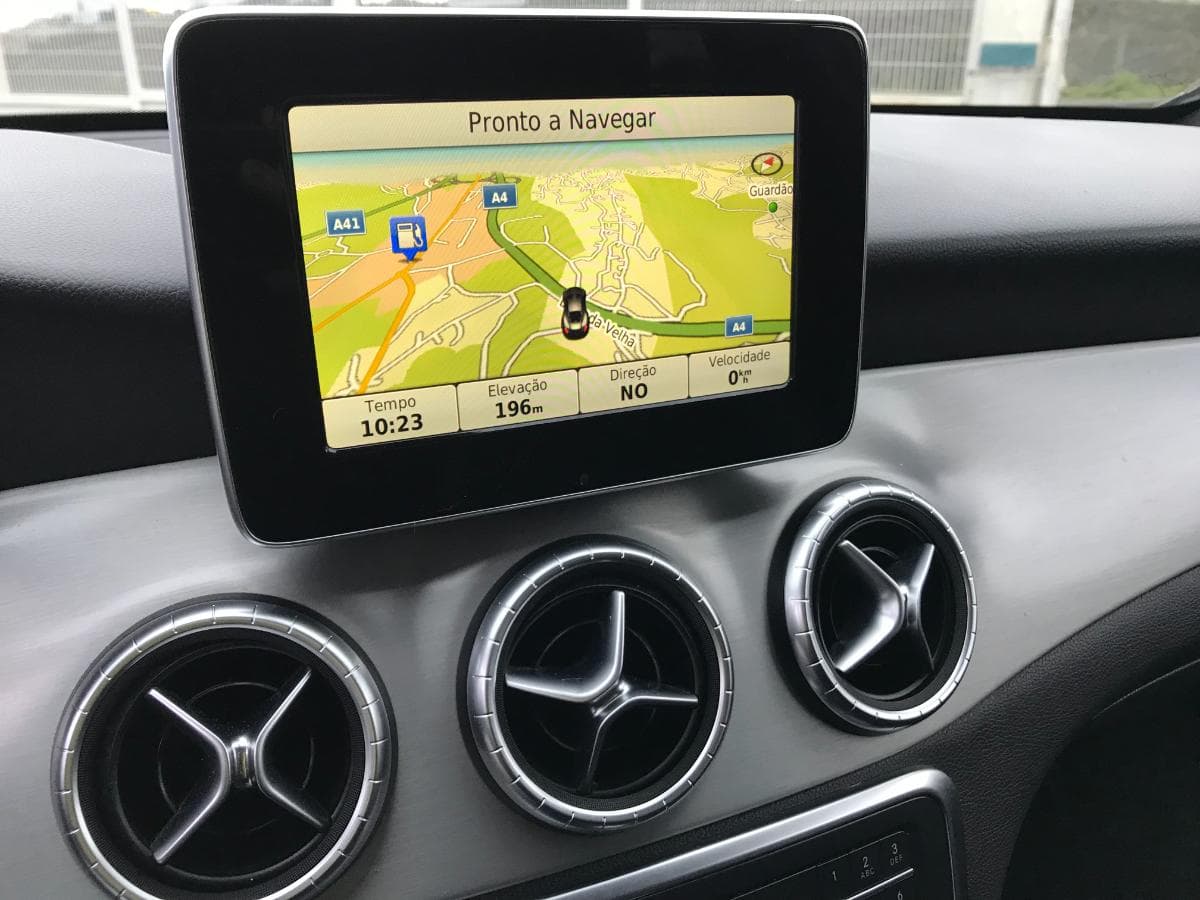 Mercedes-Benz CLA 200 CDI · Ano 2015 — image 15