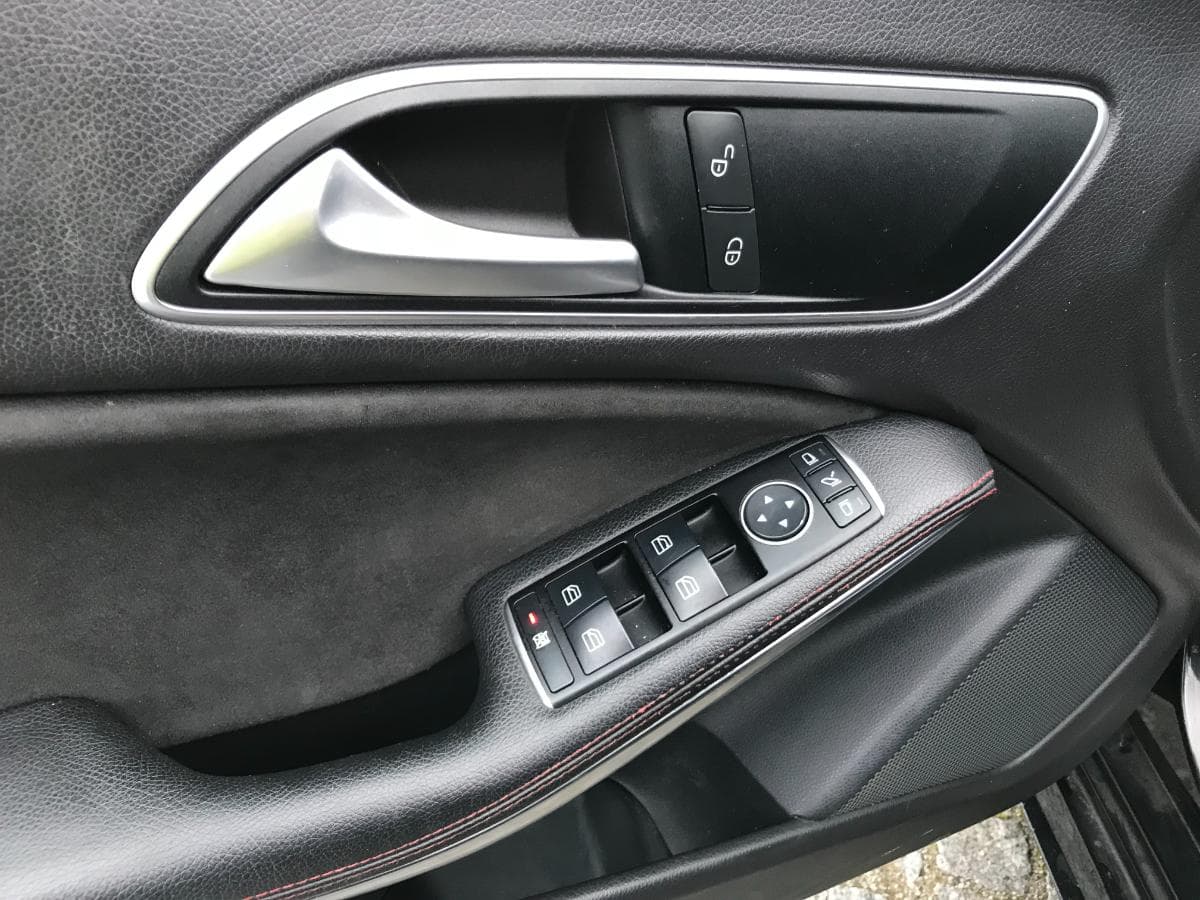 Mercedes-Benz CLA 200 CDI · Ano 2015 — image 11
