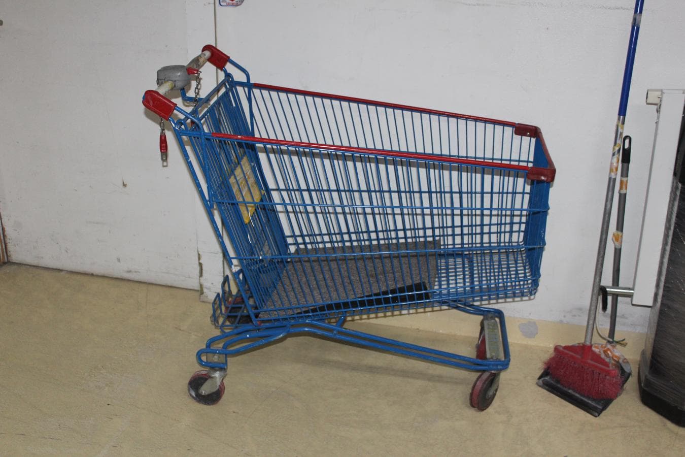 Carro de mercadorias + Balança + Carros de supermercado — imagem 3