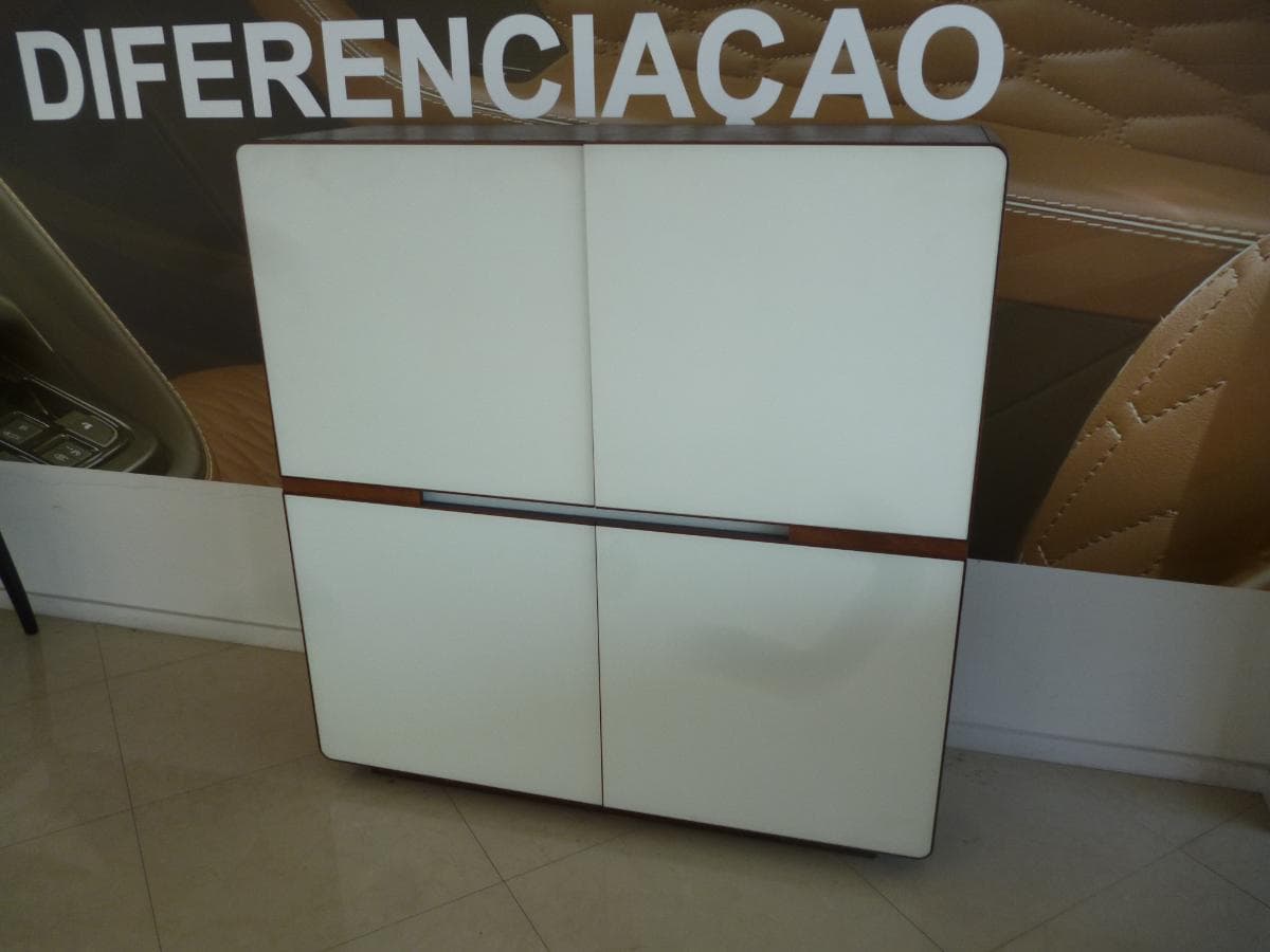 Móvel com 4 portas — imagem 1