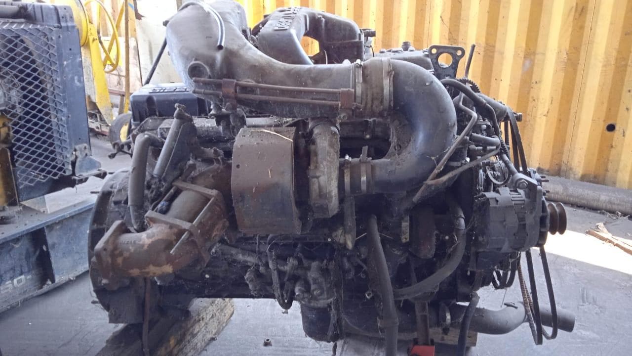 A NISSAN TRUCK DIESEL ENGINE · — imagen 1