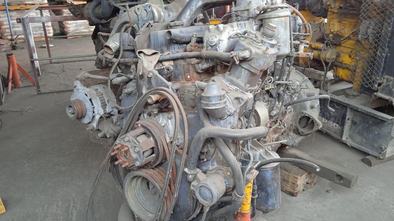 A NISSAN TRUCK DIESEL ENGINE · — imagen 2