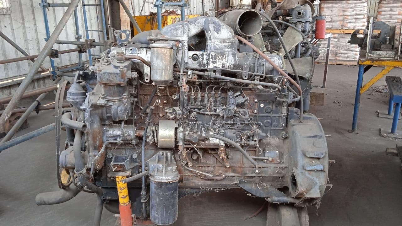A NISSAN TRUCK DIESEL ENGINE · — imagen 3