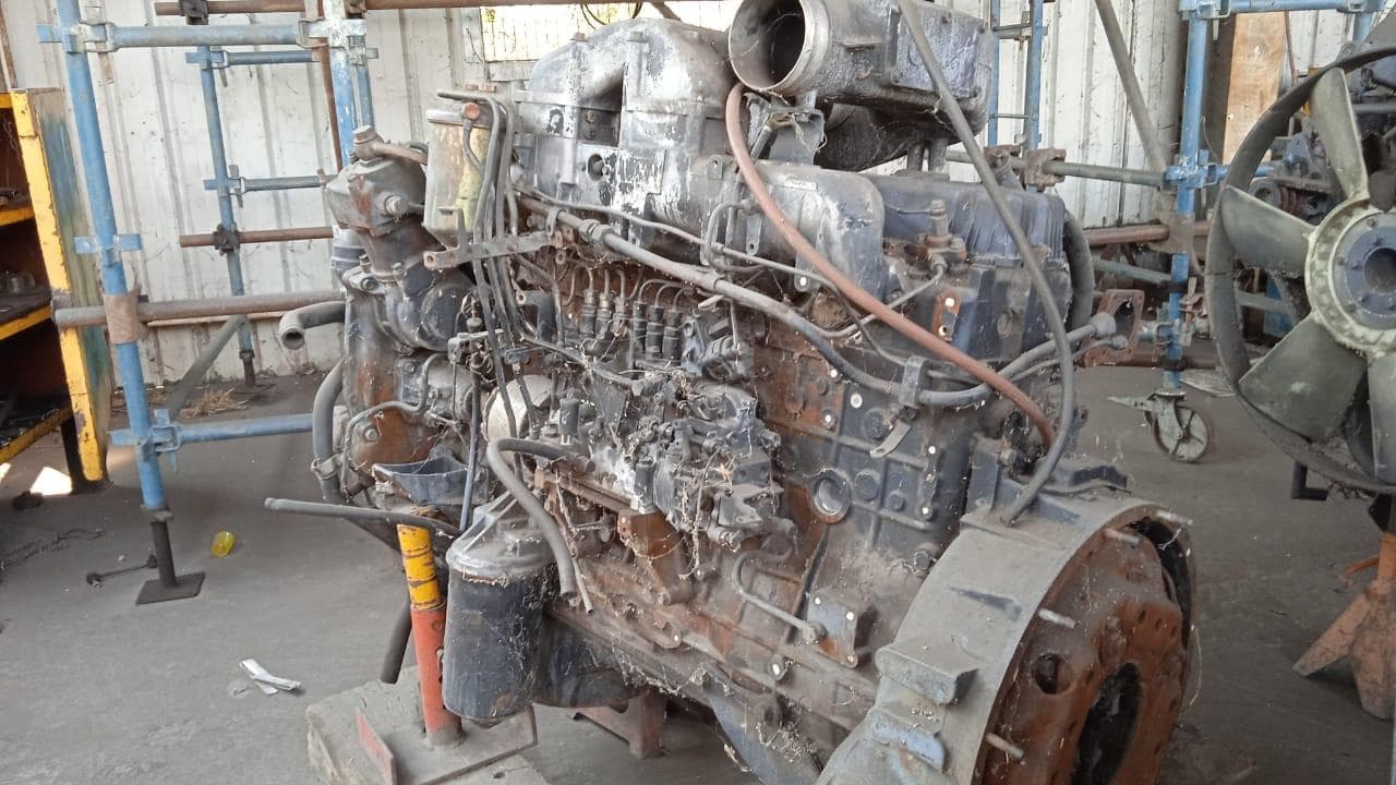 A NISSAN TRUCK DIESEL ENGINE · — imagen 4