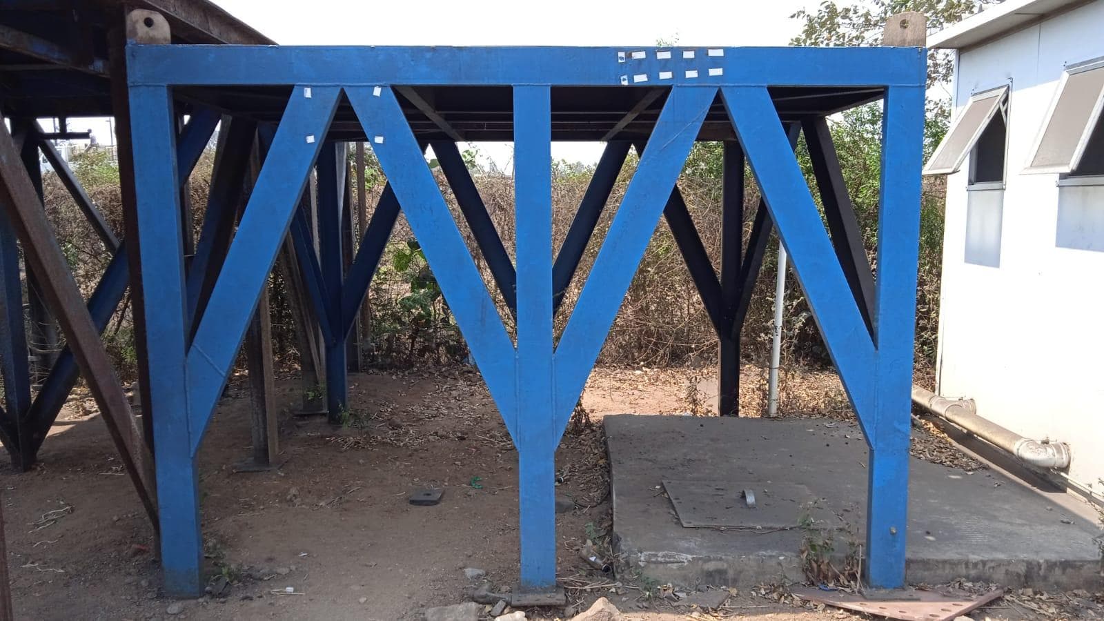 SUPORTE p/ TANQUE ·
