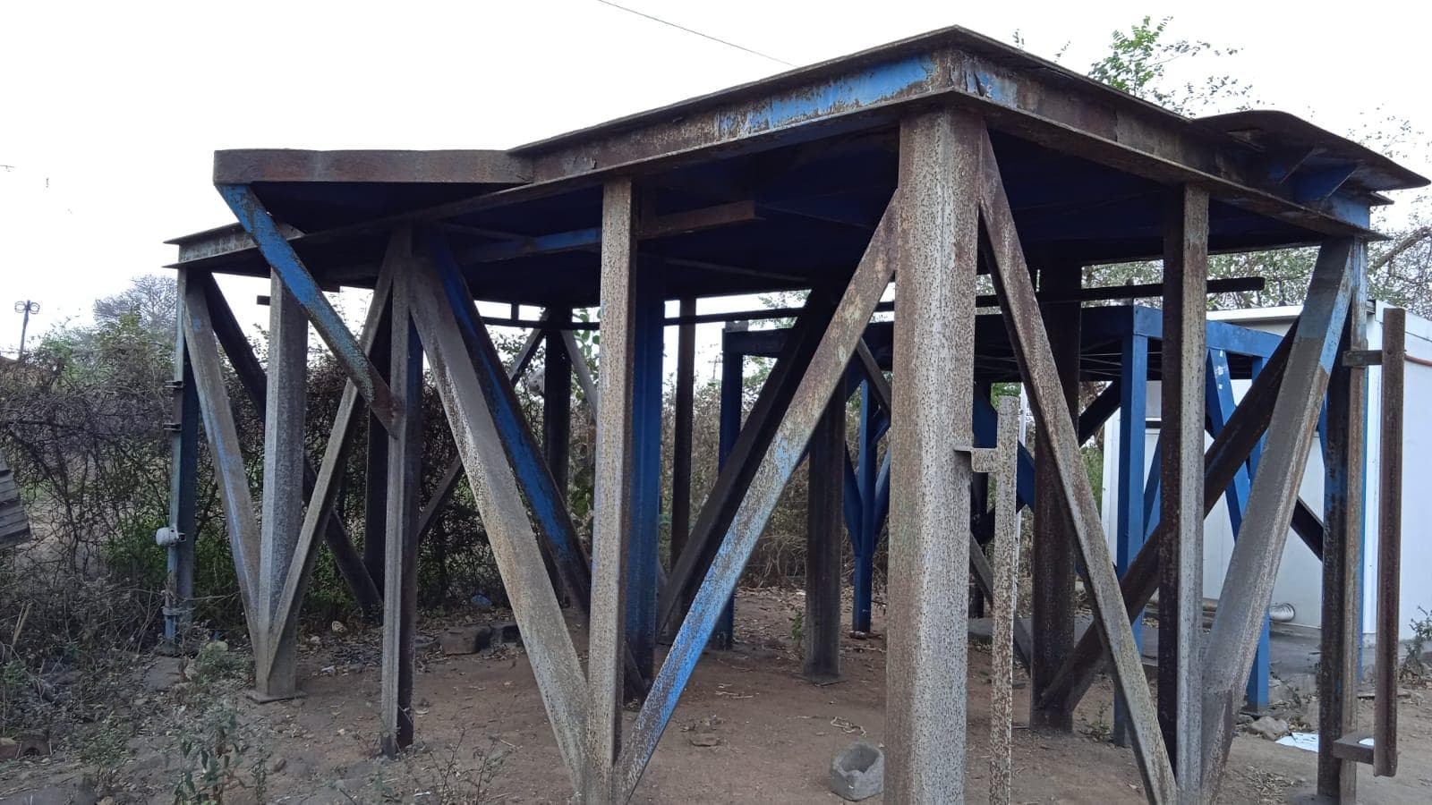 SUPORTE p/ TANQUE ·