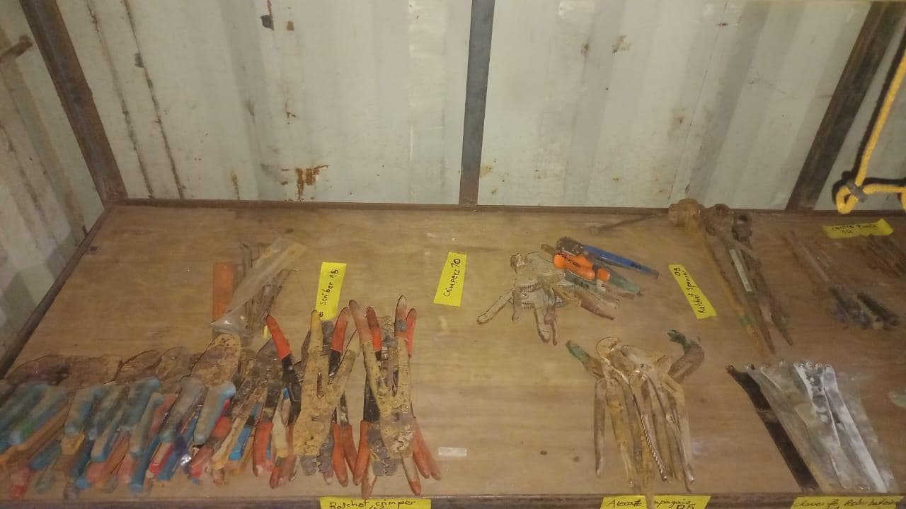 Diversos + Diversos + Diversos + Diversos + Diversos + Diversos + Diversos + Welding Machine + Welding Machine + Welding Machine + Ridgid Machine + Motores + Cut off machine + Caixas de Ferramenta + Varões + Diversos + Frolas + Cintos de Segurança + Diversos + Contentor de 40P · — imagem 43