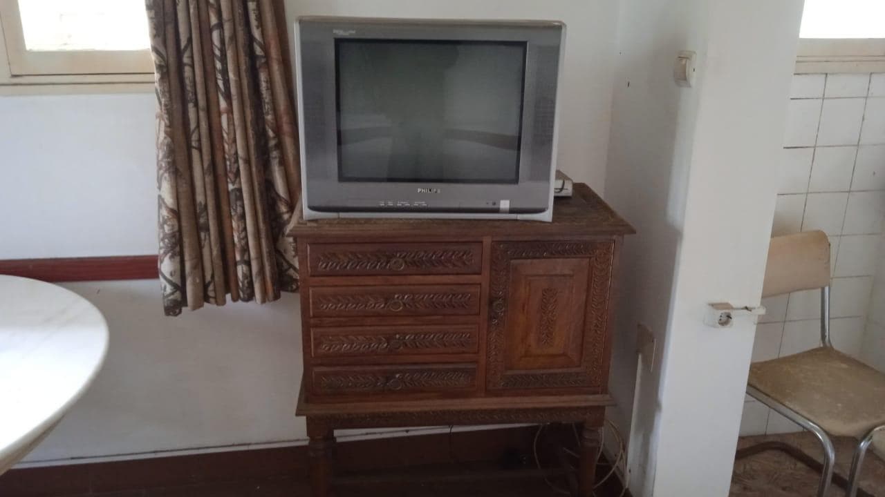 Mobília de lar  e  TV Philips ·