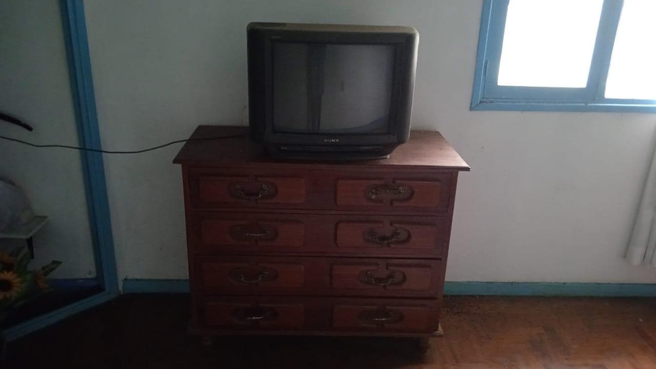 Mobília de lar  e  TV Sony ·