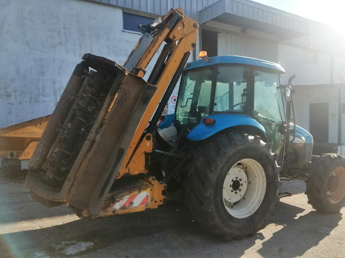 Trator Agrícola com Limpa Bermas — imagen 3