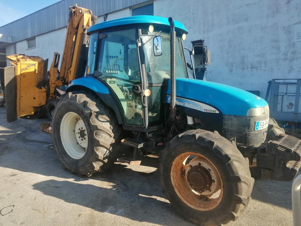Trator Agrícola com Limpa Bermas — imagen 1
