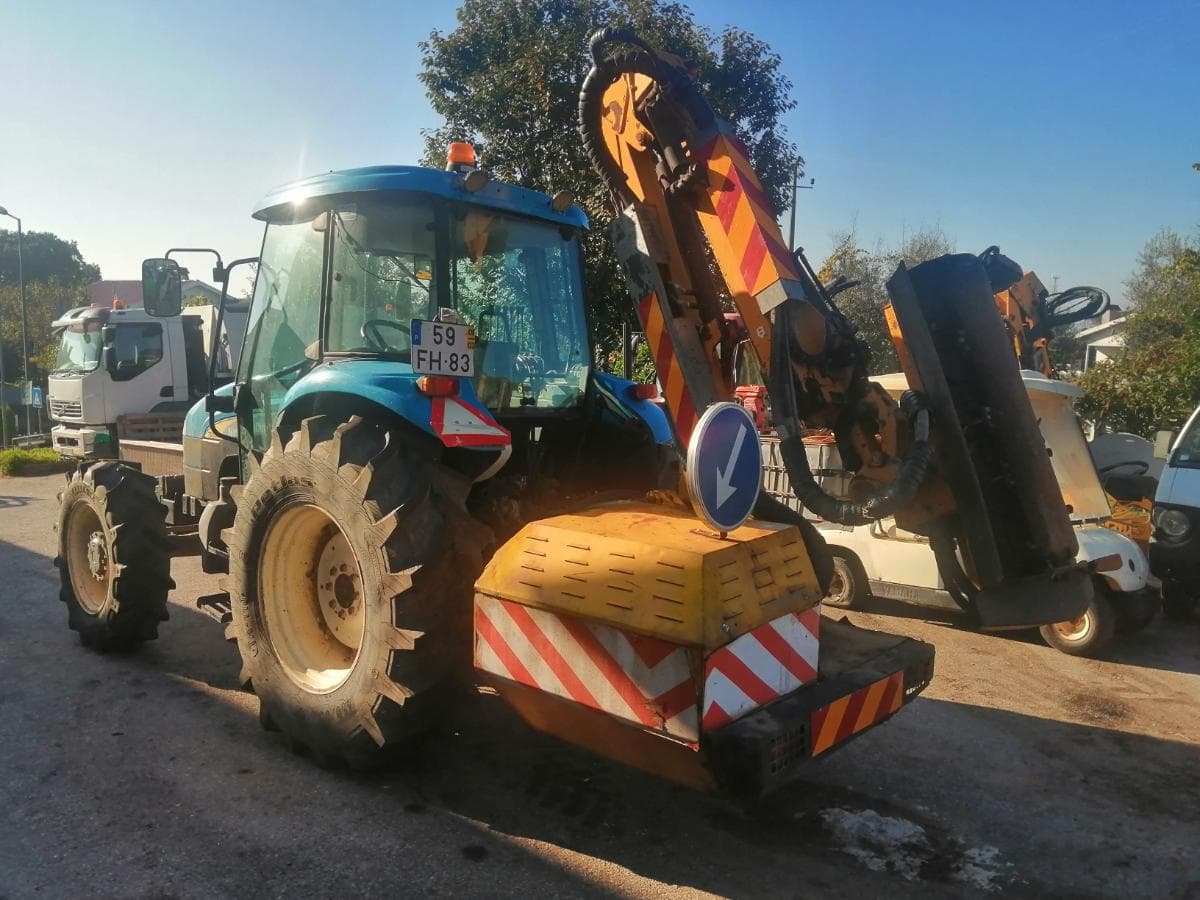 Trator Agrícola com Limpa Bermas — imagen 4