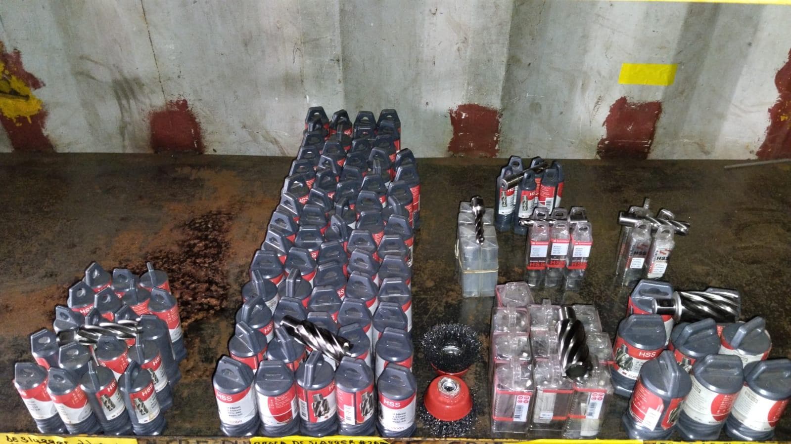 Diversos + Diversos + Grampos + Diversos + Diversos + Diversos + Electrodos + Diversos + Diversos + Diversos + Diversos + Diversos + Fitas + Diversos + Diversos + Máquinas Rebarbadora   + Diversos + Pregos 50×2.50mm + Diversos + Cintas + Cintas + Cintas + Cintas + Cintas + Mangueiras para maçarico  + Cintos de Segurança + Diversos + Diversos + Porcas + Porcas + Diversos + Pregos   + Parafusos + Material Hospitalar + Diversos + Cordas + Diversos + Material para Soldadura + Material para Instalacao electrica + Diversos + Spray Q20 + Braçadeiras + Rolos de rede   + Cerca de Segurança + Cabo flexível  + Abaraçadeiras + Materia para soldadura + Abraçadeiras + Diversos + Bombas de água   + Diversos + Compressor   + Contentor de 40P · — imagen 106