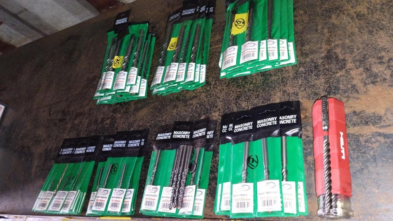Diversos + Diversos + Grampos + Diversos + Diversos + Diversos + Electrodos + Diversos + Diversos + Diversos + Diversos + Diversos + Fitas + Diversos + Diversos + Máquinas Rebarbadora   + Diversos + Pregos 50×2.50mm + Diversos + Cintas + Cintas + Cintas + Cintas + Cintas + Mangueiras para maçarico  + Cintos de Segurança + Diversos + Diversos + Porcas + Porcas + Diversos + Pregos   + Parafusos + Material Hospitalar + Diversos + Cordas + Diversos + Material para Soldadura + Material para Instalacao electrica + Diversos + Spray Q20 + Braçadeiras + Rolos de rede   + Cerca de Segurança + Cabo flexível  + Abaraçadeiras + Materia para soldadura + Abraçadeiras + Diversos + Bombas de água   + Diversos + Compressor   + Contentor de 40P · — imagen 6