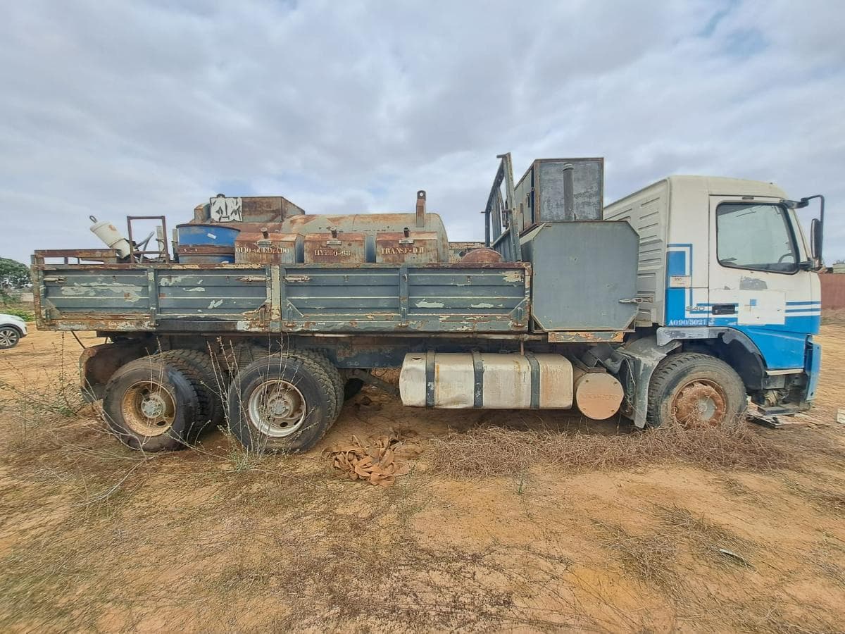 Camião Lubrificação (3000L) VOLVO FM 12  · Viana — image 2