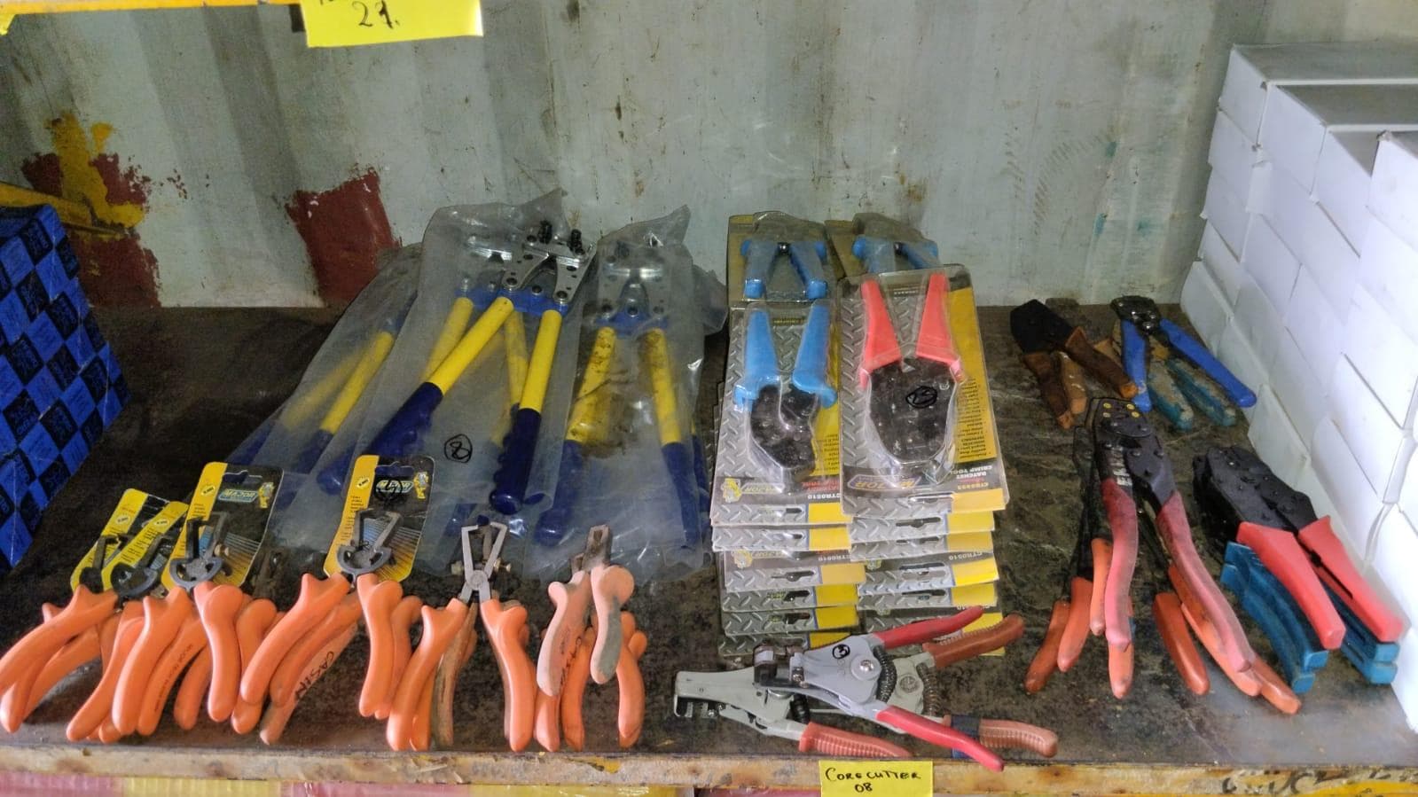 Diversos + Diversos + Grampos + Diversos + Diversos + Diversos + Electrodos + Diversos + Diversos + Diversos + Diversos + Diversos + Fitas + Diversos + Diversos + Máquinas Rebarbadora   + Diversos + Pregos 50×2.50mm + Diversos + Cintas + Cintas + Cintas + Cintas + Cintas + Mangueiras para maçarico  + Cintos de Segurança + Diversos + Diversos + Porcas + Porcas + Diversos + Pregos   + Parafusos + Material Hospitalar + Diversos + Cordas + Diversos + Material para Soldadura + Material para Instalacao electrica + Diversos + Spray Q20 + Braçadeiras + Rolos de rede   + Cerca de Segurança + Cabo flexível  + Abaraçadeiras + Materia para soldadura + Abraçadeiras + Diversos + Bombas de água   + Diversos + Compressor   + Contentor de 40P · — imagen 64