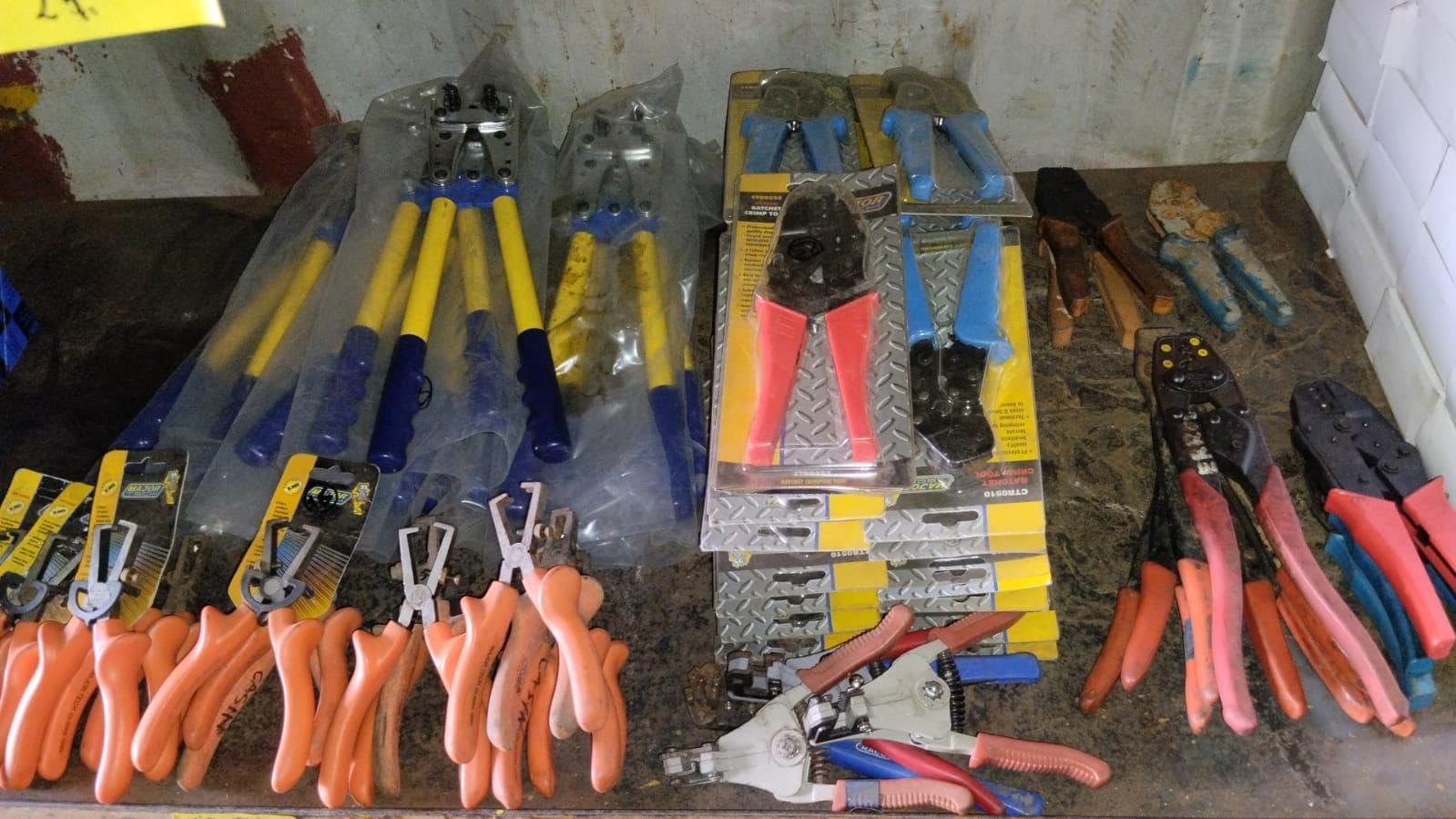 Diversos + Diversos + Grampos + Diversos + Diversos + Diversos + Electrodos + Diversos + Diversos + Diversos + Diversos + Diversos + Fitas + Diversos + Diversos + Máquinas Rebarbadora   + Diversos + Pregos 50×2.50mm + Diversos + Cintas + Cintas + Cintas + Cintas + Cintas + Mangueiras para maçarico  + Cintos de Segurança + Diversos + Diversos + Porcas + Porcas + Diversos + Pregos   + Parafusos + Material Hospitalar + Diversos + Cordas + Diversos + Material para Soldadura + Material para Instalacao electrica + Diversos + Spray Q20 + Braçadeiras + Rolos de rede   + Cerca de Segurança + Cabo flexível  + Abaraçadeiras + Materia para soldadura + Abraçadeiras + Diversos + Bombas de água   + Diversos + Compressor   + Contentor de 40P · — imagen 10