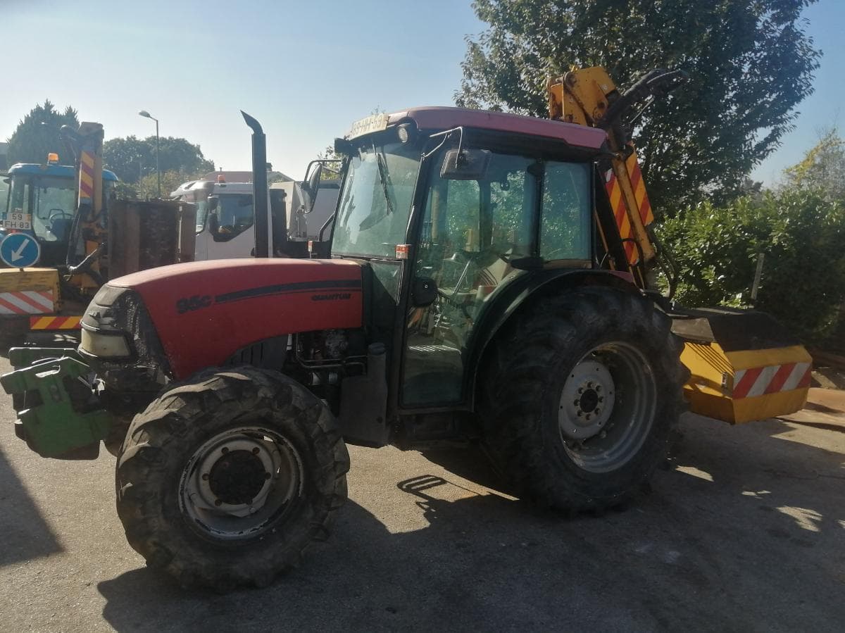 Trator Agrícola com Limpa Bermas — image 1