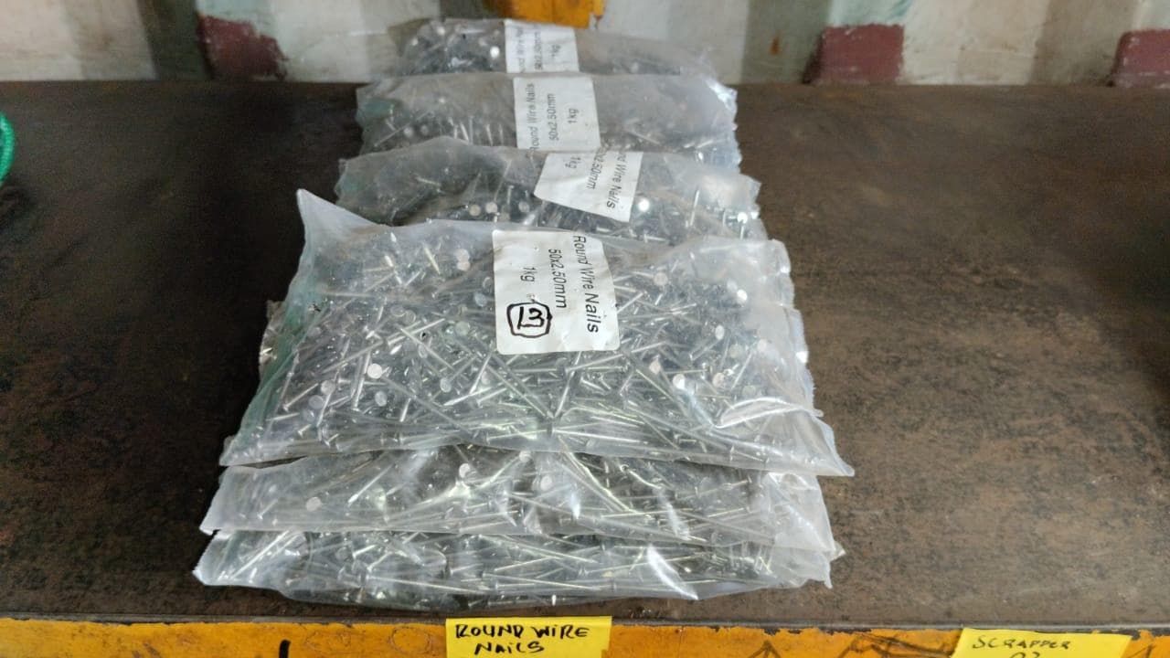 Diversos + Diversos + Grampos + Diversos + Diversos + Diversos + Electrodos + Diversos + Diversos + Diversos + Diversos + Diversos + Fitas + Diversos + Diversos + Máquinas Rebarbadora   + Diversos + Pregos 50×2.50mm + Diversos + Cintas + Cintas + Cintas + Cintas + Cintas + Mangueiras para maçarico  + Cintos de Segurança + Diversos + Diversos + Porcas + Porcas + Diversos + Pregos   + Parafusos + Material Hospitalar + Diversos + Cordas + Diversos + Material para Soldadura + Material para Instalacao electrica + Diversos + Spray Q20 + Braçadeiras + Rolos de rede   + Cerca de Segurança + Cabo flexível  + Abaraçadeiras + Materia para soldadura + Abraçadeiras + Diversos + Bombas de água   + Diversos + Compressor   + Contentor de 40P · — imagen 17