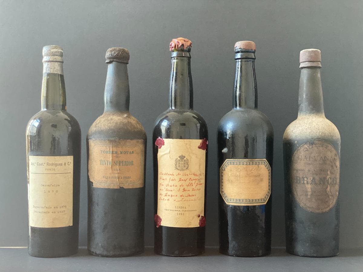 Cinco Garrafas datadas antes de 1900