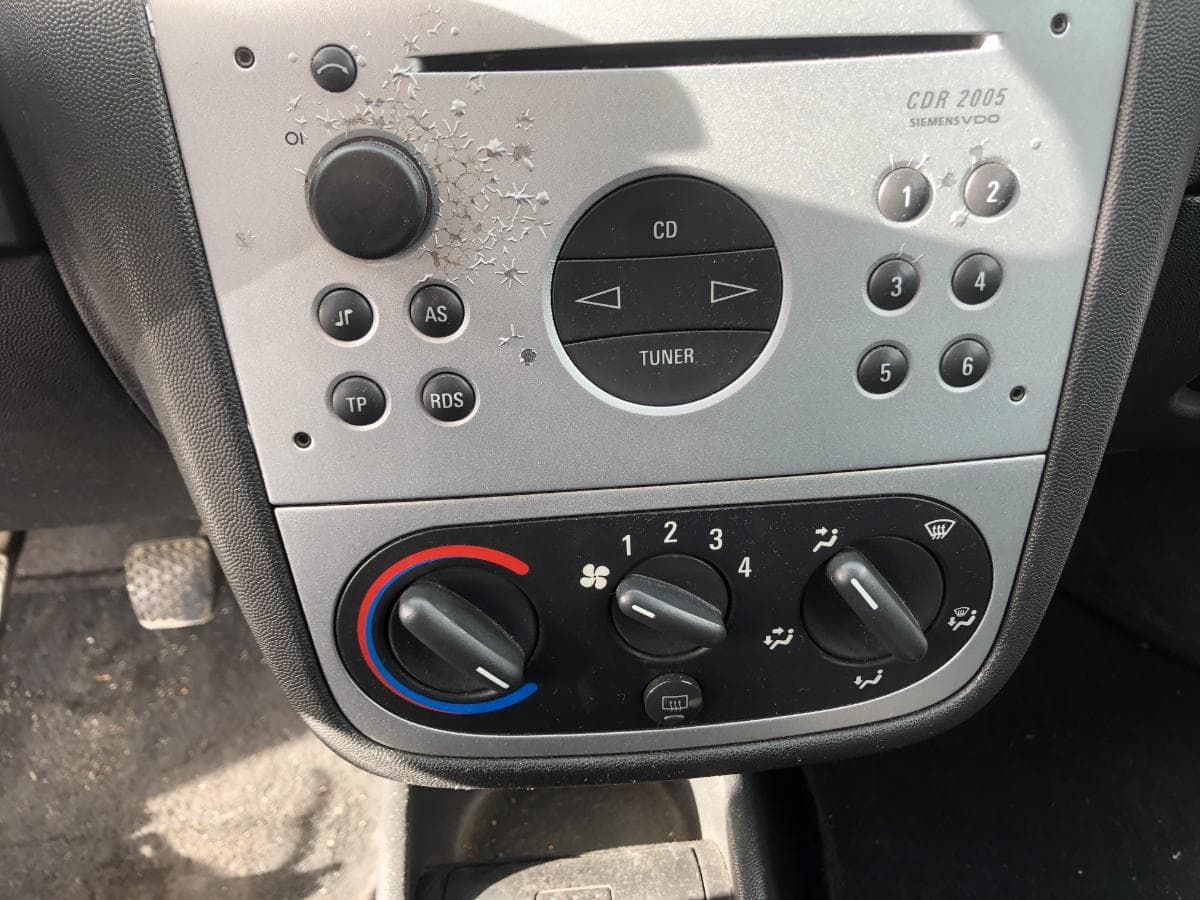 Opel Corsa 1.2 · Ano 2004 — image 34