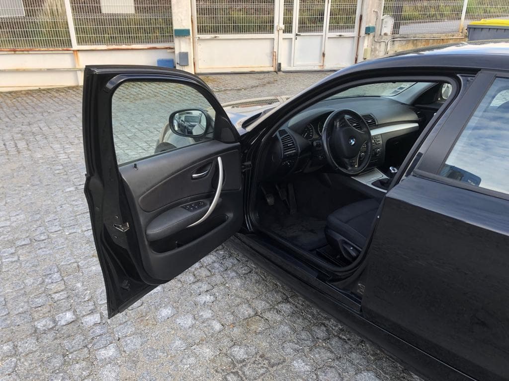 BMW 118D · Ano 2010 — image 21