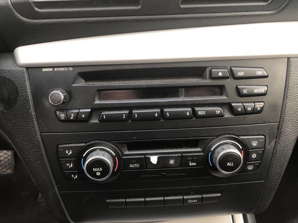 BMW 118D · Ano 2010 — image 24