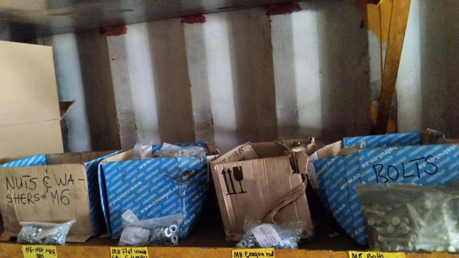 Diversos + Diversos + Grampos + Diversos + Diversos + Diversos + Electrodos + Diversos + Diversos + Diversos + Diversos + Diversos + Fitas + Diversos + Diversos + Máquinas Rebarbadora   + Diversos + Pregos 50×2.50mm + Diversos + Cintas + Cintas + Cintas + Cintas + Cintas + Mangueiras para maçarico  + Cintos de Segurança + Diversos + Diversos + Porcas + Porcas + Diversos + Pregos   + Parafusos + Material Hospitalar + Diversos + Cordas + Diversos + Material para Soldadura + Material para Instalacao electrica + Diversos + Spray Q20 + Braçadeiras + Rolos de rede   + Cerca de Segurança + Cabo flexível  + Abaraçadeiras + Materia para soldadura + Abraçadeiras + Diversos + Bombas de água   + Diversos + Compressor   + Contentor de 40P · — imagen 81