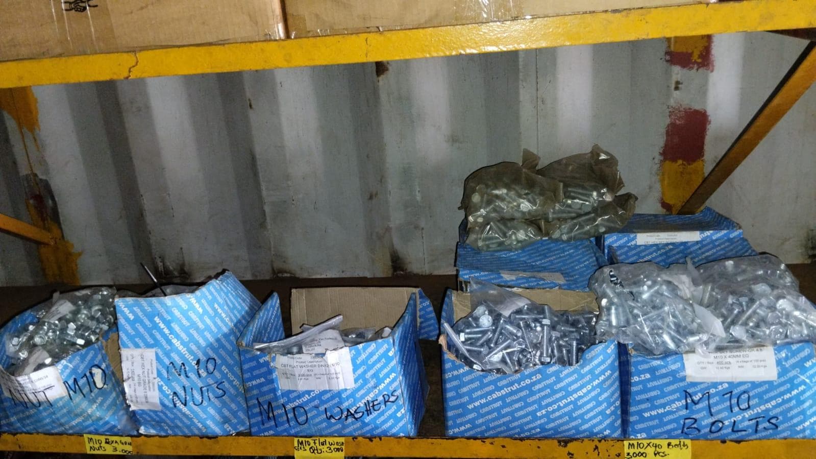 Diversos + Diversos + Grampos + Diversos + Diversos + Diversos + Electrodos + Diversos + Diversos + Diversos + Diversos + Diversos + Fitas + Diversos + Diversos + Máquinas Rebarbadora   + Diversos + Pregos 50×2.50mm + Diversos + Cintas + Cintas + Cintas + Cintas + Cintas + Mangueiras para maçarico  + Cintos de Segurança + Diversos + Diversos + Porcas + Porcas + Diversos + Pregos   + Parafusos + Material Hospitalar + Diversos + Cordas + Diversos + Material para Soldadura + Material para Instalacao electrica + Diversos + Spray Q20 + Braçadeiras + Rolos de rede   + Cerca de Segurança + Cabo flexível  + Abaraçadeiras + Materia para soldadura + Abraçadeiras + Diversos + Bombas de água   + Diversos + Compressor   + Contentor de 40P · — imagen 82