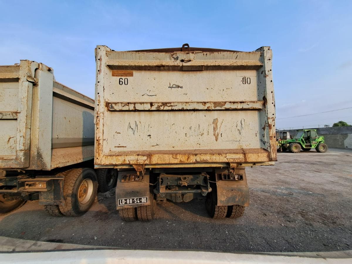 Camião Basculante 26 T (6X4) VOLVO FM 13-400 · — imagen 3