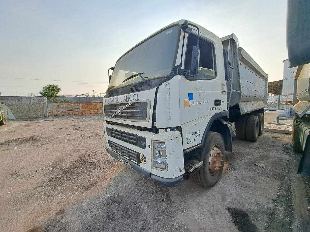 Camião Basculante 26 T (6X4) VOLVO FM 13-400 ·