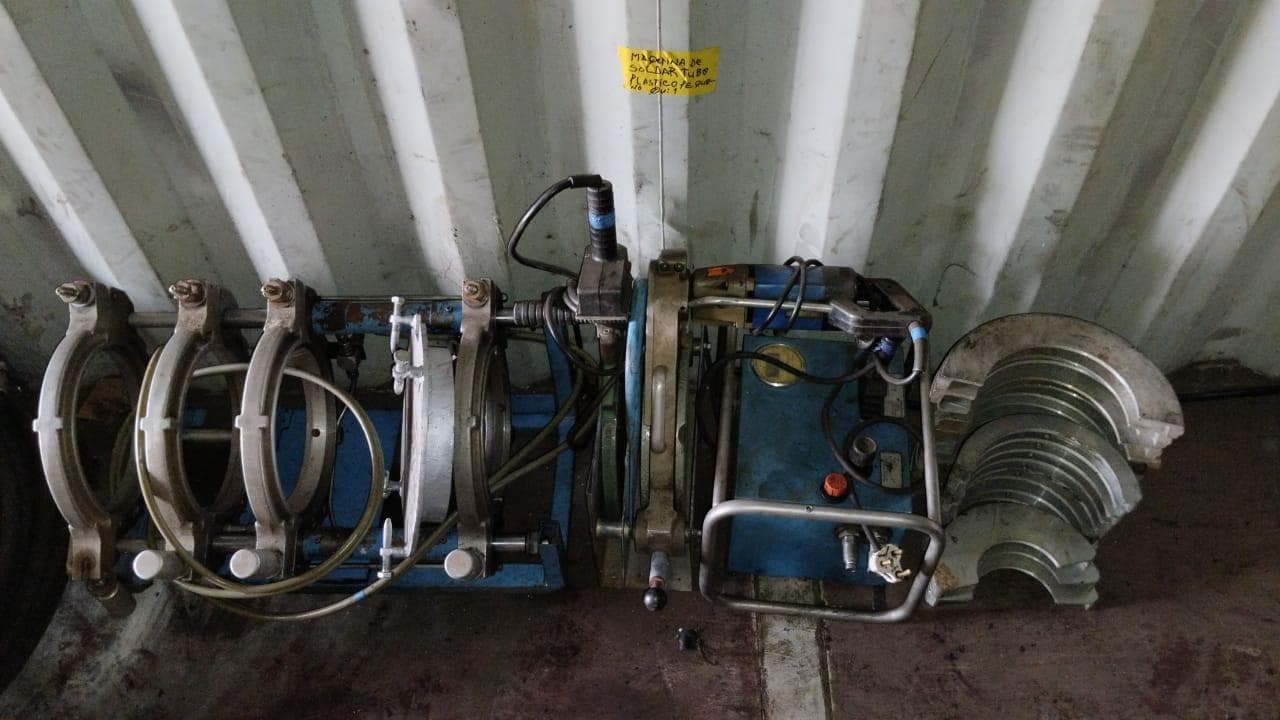 Máquina de soldar tubos pVC + Máquina de soldar tubos PVC + Compressor de Ar + Bombas de água + Macaco hidráulico + Rolos de Arrame + Aventais de couro + Diversos + Diversos + Cabos Hidráulicos + Diversos + Diversos + Mobiliário + Diversos + Diversos + Contentor de 40P · — imagem 18