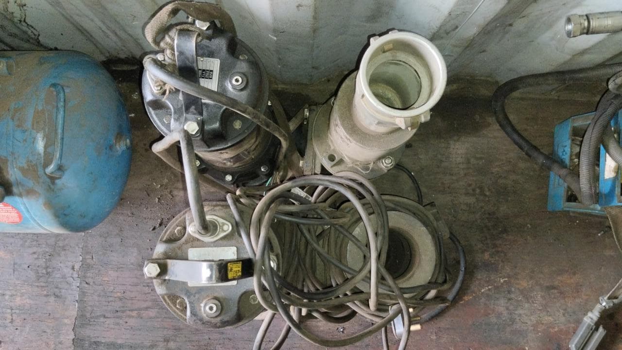 Máquina de soldar tubos pVC + Máquina de soldar tubos PVC + Compressor de Ar + Bombas de água + Macaco hidráulico + Rolos de Arrame + Aventais de couro + Diversos + Diversos + Cabos Hidráulicos + Diversos + Diversos + Mobiliário + Diversos + Diversos + Contentor de 40P · — imagem 33