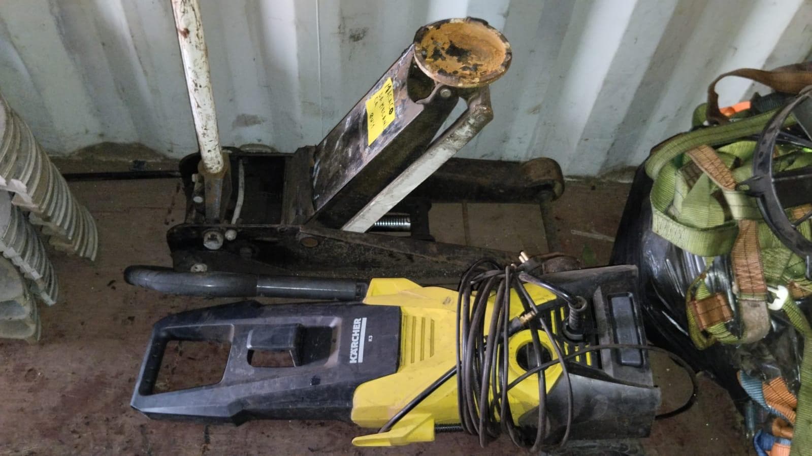 Máquina de soldar tubos pVC + Máquina de soldar tubos PVC + Compressor de Ar + Bombas de água + Macaco hidráulico + Rolos de Arrame + Aventais de couro + Diversos + Diversos + Cabos Hidráulicos + Diversos + Diversos + Mobiliário + Diversos + Diversos + Contentor de 40P · — imagem 5