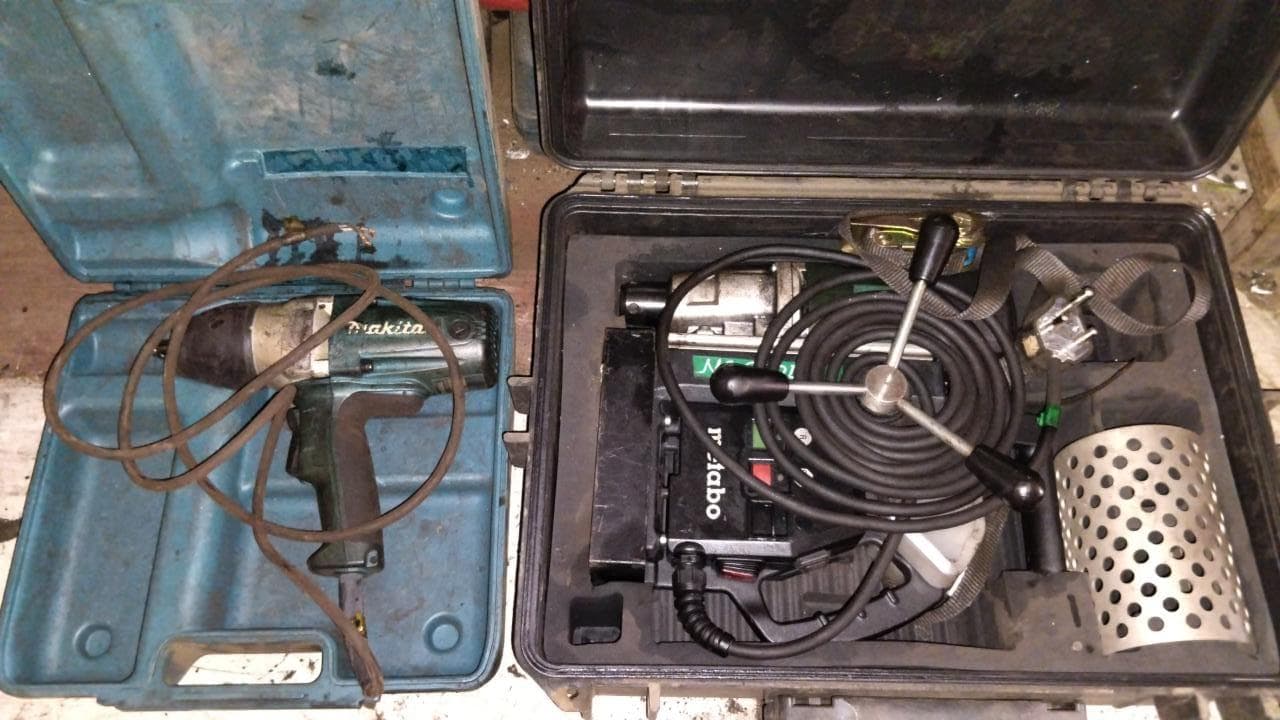 Máquina de soldar tubos pVC + Máquina de soldar tubos PVC + Compressor de Ar + Bombas de água + Macaco hidráulico + Rolos de Arrame + Aventais de couro + Diversos + Diversos + Cabos Hidráulicos + Diversos + Diversos + Mobiliário + Diversos + Diversos + Contentor de 40P · — imagem 24