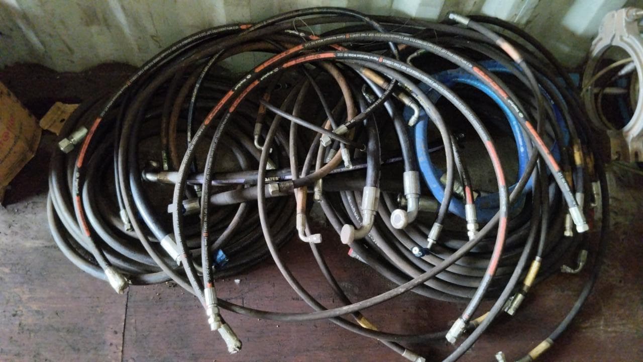 Máquina de soldar tubos pVC + Máquina de soldar tubos PVC + Compressor de Ar + Bombas de água + Macaco hidráulico + Rolos de Arrame + Aventais de couro + Diversos + Diversos + Cabos Hidráulicos + Diversos + Diversos + Mobiliário + Diversos + Diversos + Contentor de 40P · — imagem 10