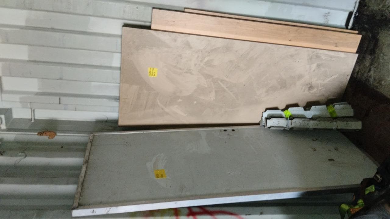 Máquina de soldar tubos pVC + Máquina de soldar tubos PVC + Compressor de Ar + Bombas de água + Macaco hidráulico + Rolos de Arrame + Aventais de couro + Diversos + Diversos + Cabos Hidráulicos + Diversos + Diversos + Mobiliário + Diversos + Diversos + Contentor de 40P · — imagem 13