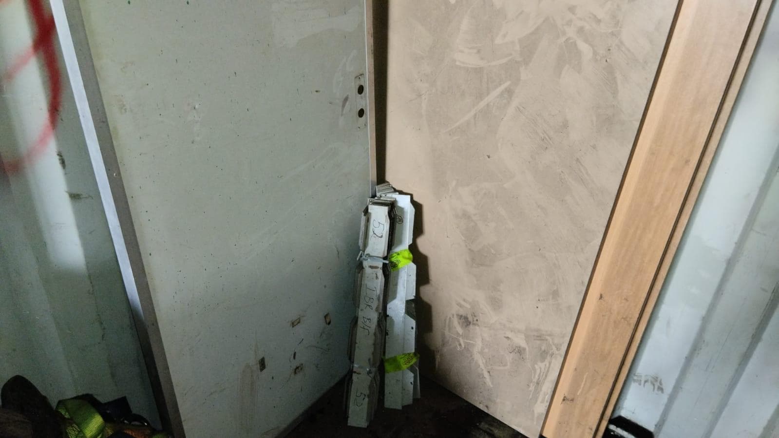 Máquina de soldar tubos pVC + Máquina de soldar tubos PVC + Compressor de Ar + Bombas de água + Macaco hidráulico + Rolos de Arrame + Aventais de couro + Diversos + Diversos + Cabos Hidráulicos + Diversos + Diversos + Mobiliário + Diversos + Diversos + Contentor de 40P · — imagem 34